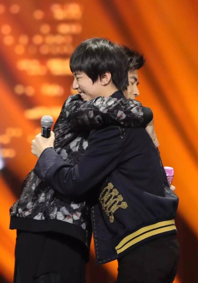 王俊凱最新巡演盛典，變化的力量，自信成就的光輝之旅