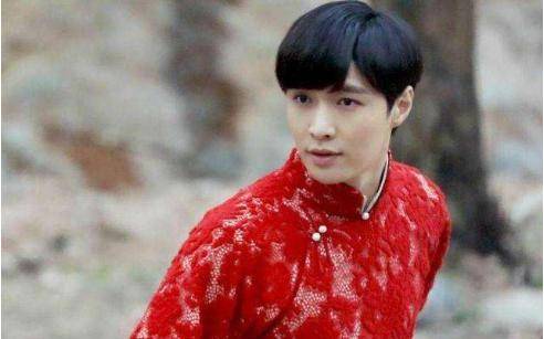 二月紅演員，舞臺(tái)到熒屏的蛻變之路——自信與成就感的彰顯