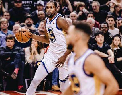 騎士勇士對(duì)決，熱血沸騰的賽場瞬間，精彩對(duì)決不容錯(cuò)過！