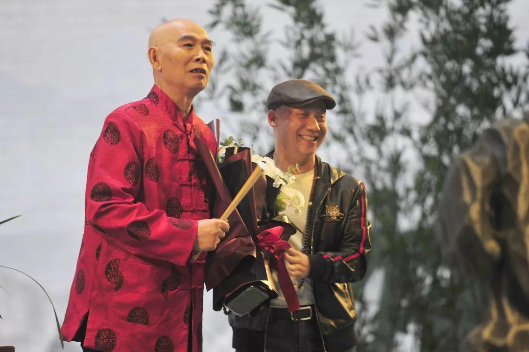 李伯清最新評(píng)書，鄰里溫情與友情的紐帶