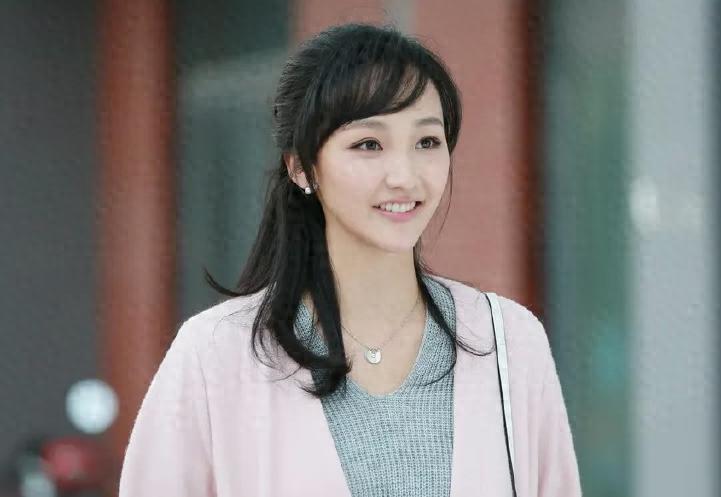 演員于震，從舞臺(tái)到熒屏的自信與堅(jiān)韌之旅