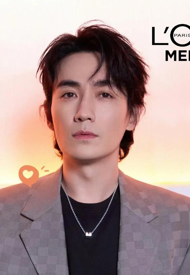 酷男演員的繁華背后，小巷奇緣與獨(dú)特寶藏之旅