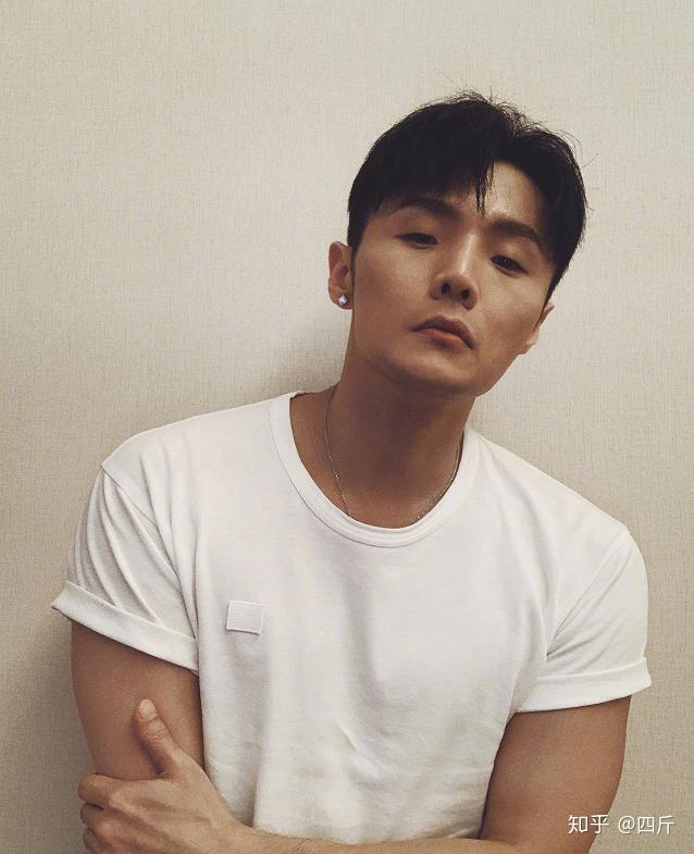 眼睛小的明星男，日常星光中的獨(dú)特魅力與溫馨故事