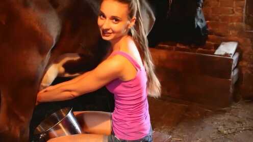 挪威女演員擠奶日常，愛與陪伴的小趣事