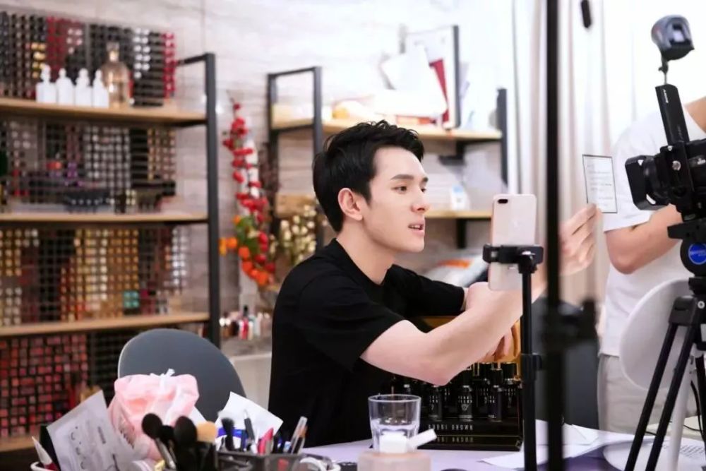 明星直播間高科技產(chǎn)品引領(lǐng)直播新紀(jì)元，科技改變生活，明星直播間震撼登場(chǎng)！