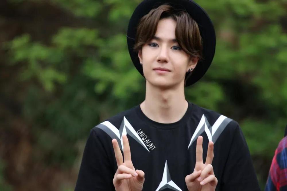 再演員探秘小巷深處的特色小店故事