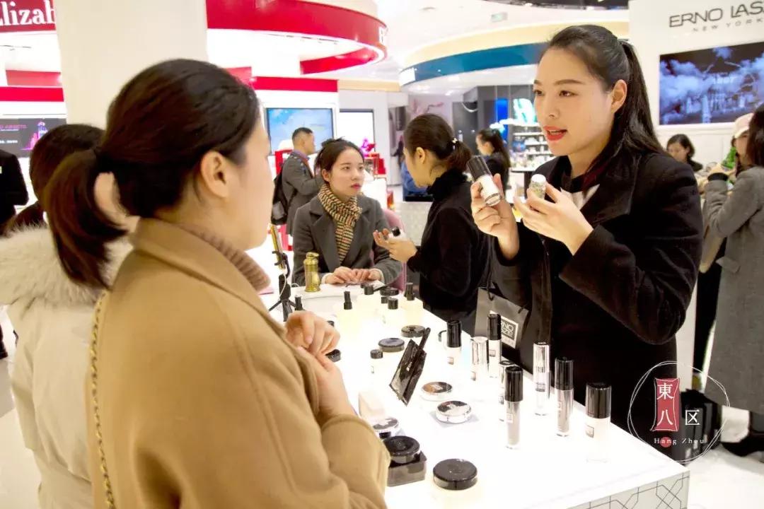 探秘杭州女明星的小巷星光與美食秘境之旅！