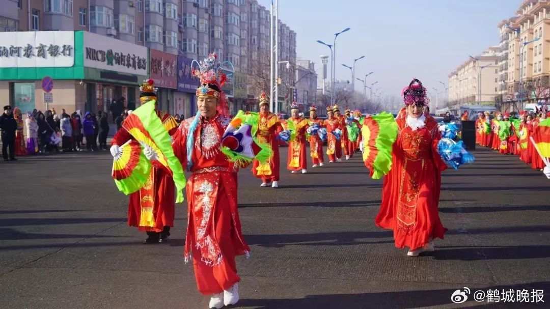 最新燈籠舞風(fēng)采，舞動(dòng)變化，展現(xiàn)自信人生