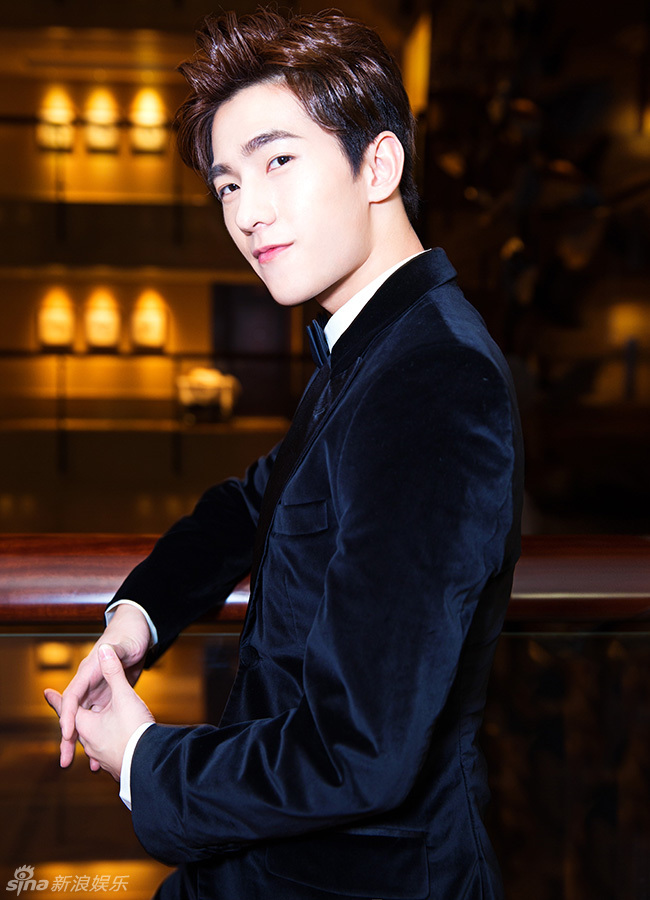 楊洋最新時(shí)尚寫真，時(shí)代之星光芒四溢