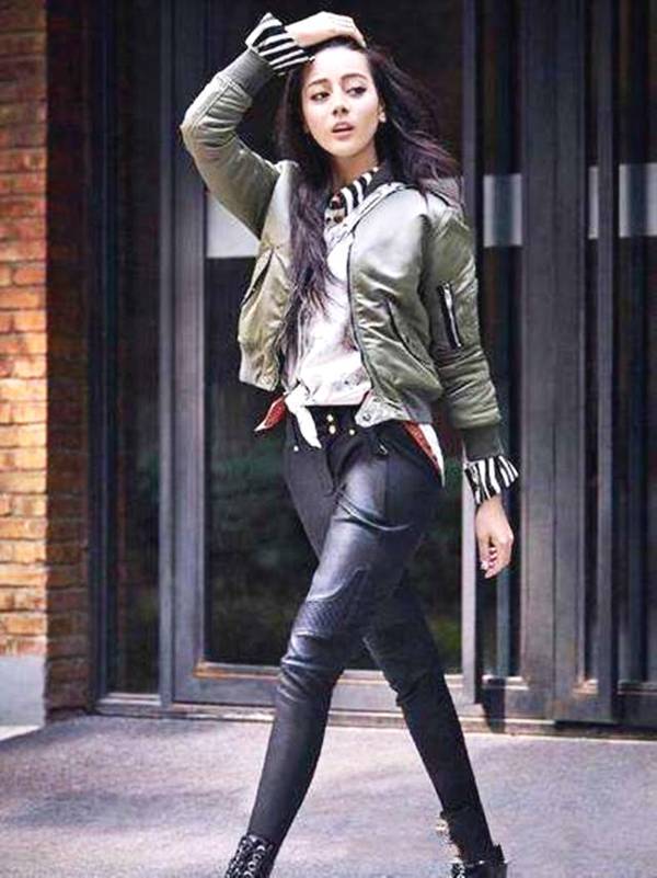 明星皮褲時尚，演繹潮流與展現(xiàn)個性風(fēng)采