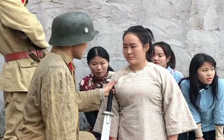 女演員遭遇群演搶劫卻意外星光閃耀，暖心日常與情感紐帶揭秘