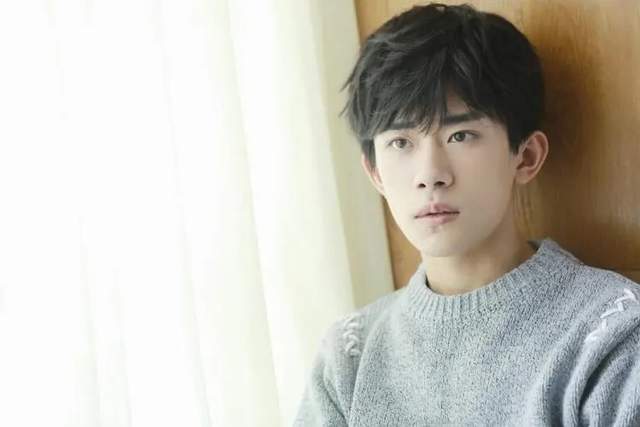 易烊千璽最新帥氣照片，時(shí)尚魅力與多元風(fēng)格的聚焦展現(xiàn)