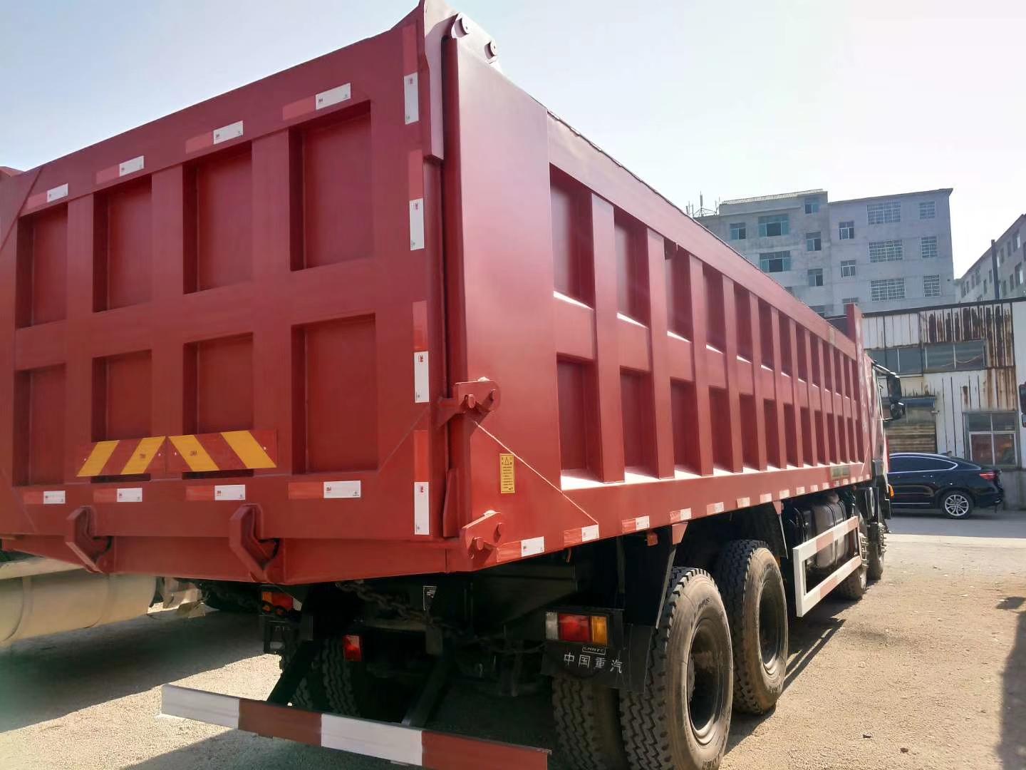 紅巖杰獅自卸車最新款390，重載運(yùn)輸?shù)膹?qiáng)者，展現(xiàn)新姿態(tài)