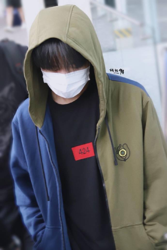 易烊千璽機(jī)場最新圖片，科技魅力與時(shí)尚前沿的完美結(jié)合展示