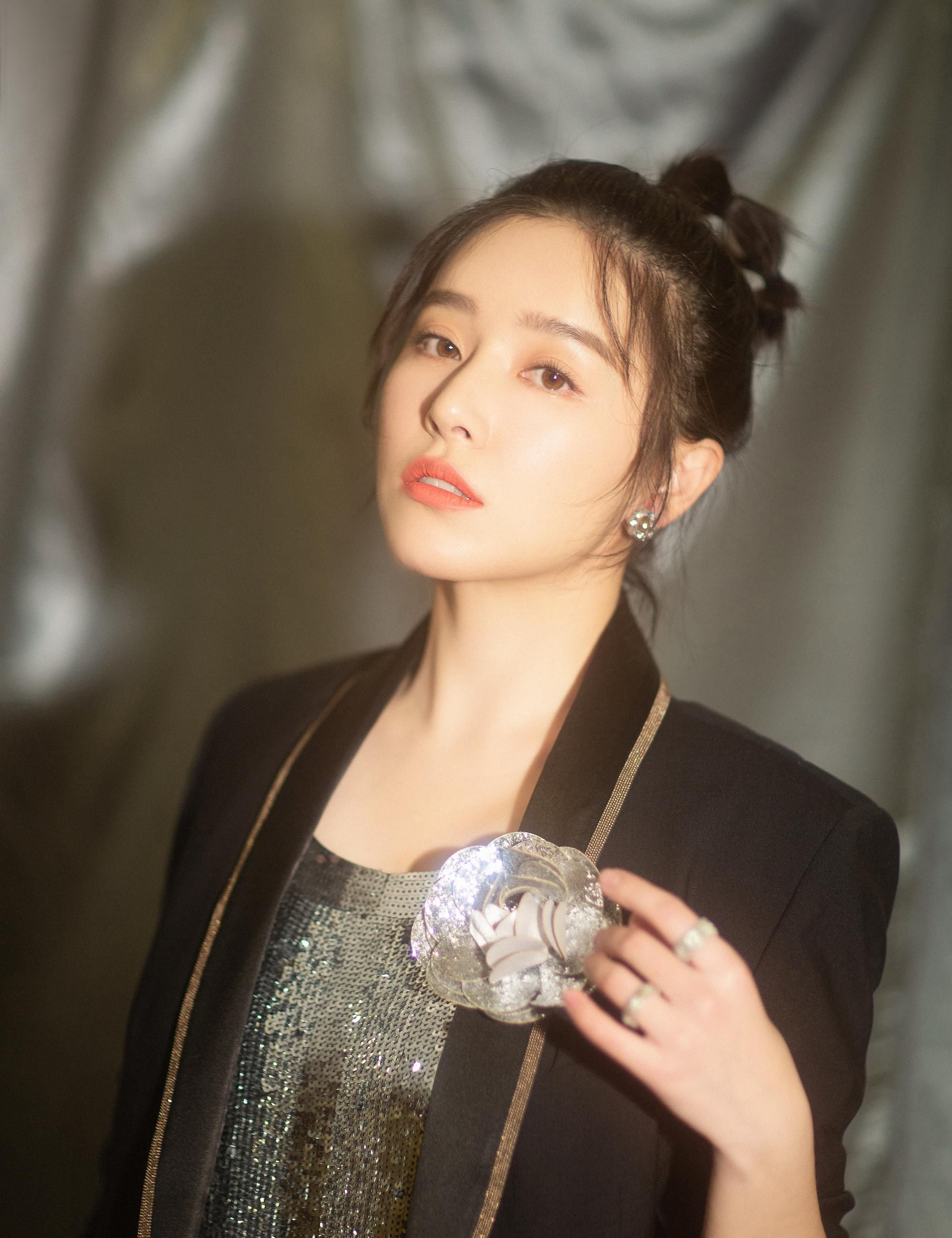 闞清子演藝事業(yè)持續(xù)升溫，新動(dòng)態(tài)備受矚目，最新消息一覽