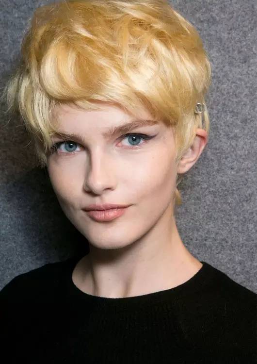 拉文最新發(fā)型，變化的力量，展現(xiàn)自信與成就感的源泉