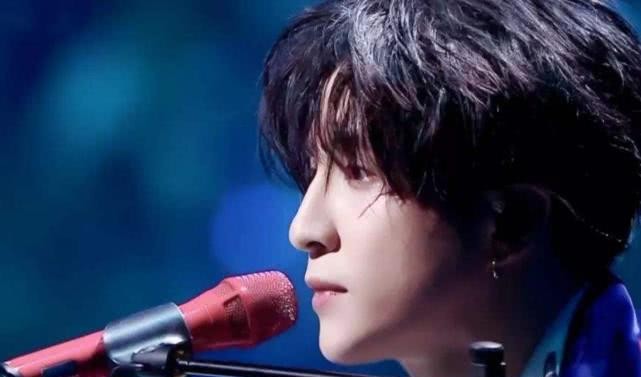 薛之謙最新圖片展現(xiàn)勵(lì)志之旅，變化、自信與成就感的閃耀之旅