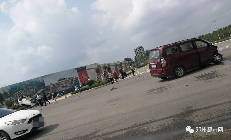 河南鄧州發(fā)生車(chē)禍?zhǔn)鹿首钚聢?bào)道